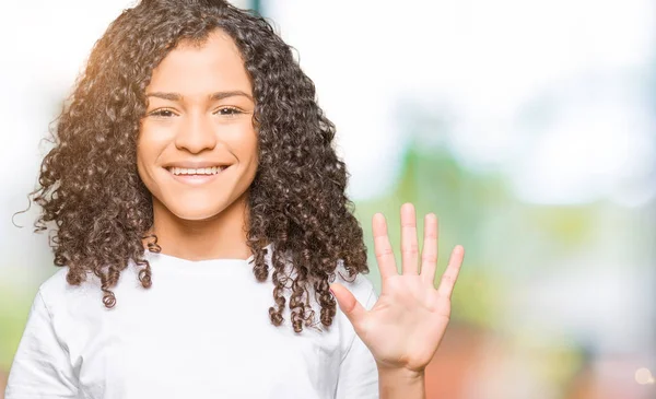 Jeune Belle Femme Aux Cheveux Bouclés Portant Shirt Blanc Montrant — Photo