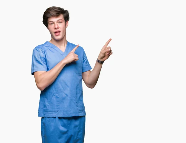 Jovem Médico Vestindo Uniforme Médico Sobre Fundo Isolado Sorrindo Olhando — Fotografia de Stock