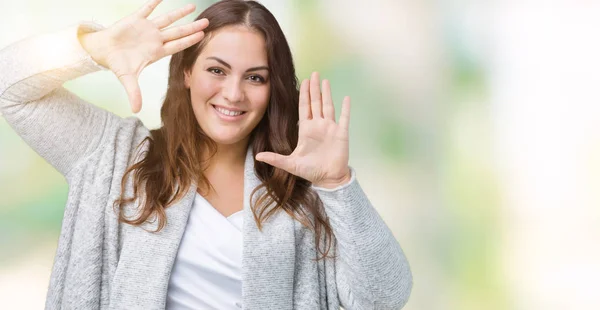 Linda Size Jovem Mulher Vestindo Casaco Inverno Sobre Fundo Isolado — Fotografia de Stock