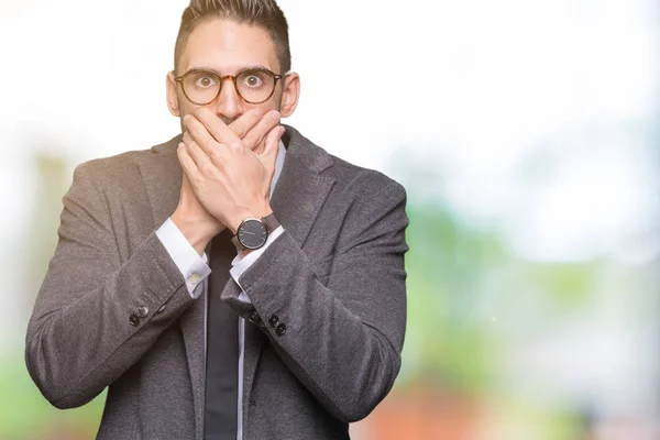 Giovane Uomo Affari Bello Sfondo Isolato Scioccato Copertura Bocca Con — Foto Stock