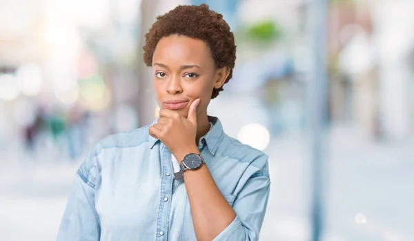 Young Beautiful African American Woman Isolated Background Looking Confident Camera — Stock Photo, Image