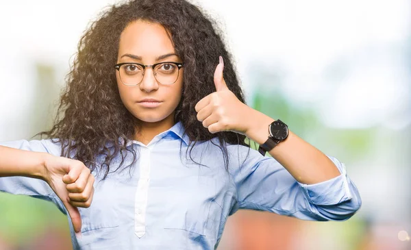 Jonge Mooie Business Meisje Met Krullend Haar Draagt Een Bril — Stockfoto