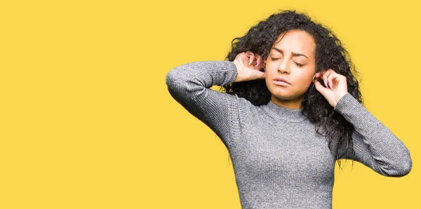 Mooi Meisje Met Krullend Haar Oren Met Vingers Met Geërgerd — Stockfoto