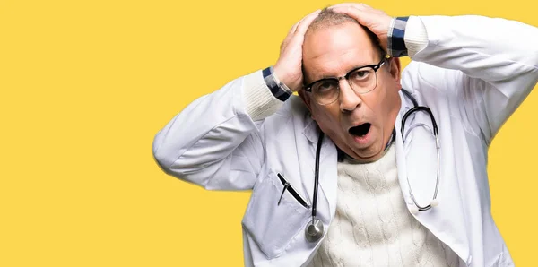 Stilig Senior Doktor Mannen Bär Medicinsk Coat Crazy Och Skrämde — Stockfoto