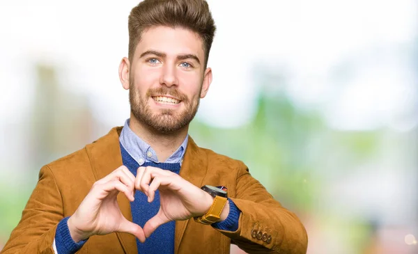 Joven Hombre Negocios Guapo Sonriendo Amor Mostrando Símbolo Del Corazón —  Fotos de Stock