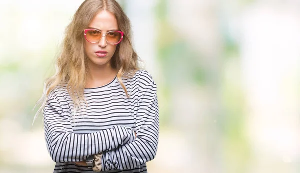 Schöne Junge Blonde Frau Mit Sonnenbrille Über Isoliertem Hintergrund Skeptisch — Stockfoto