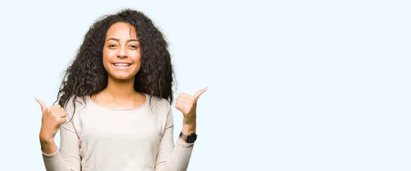 Junge Schöne Mädchen Mit Lockigem Haar Trägt Lässigen Pullover Erfolgszeichen — Stockfoto