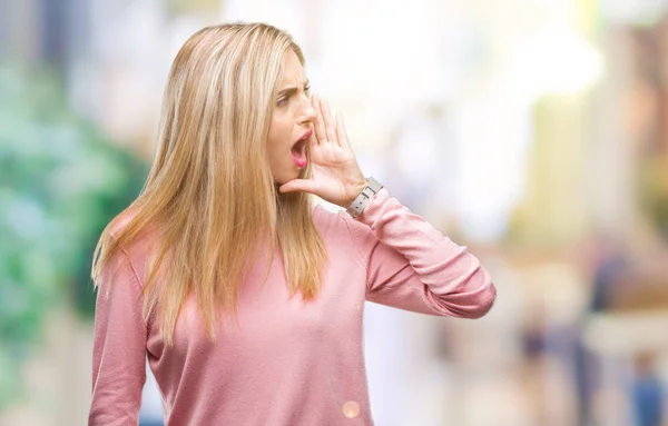 Junge Schöne Blonde Frau Rosa Winterpullover Über Isoliertem Hintergrund Schreit — Stockfoto