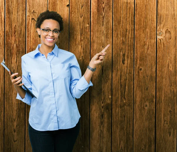 Jovem Afro Americana Empresária Segurando Prancheta Sobre Fundo Isolado Muito — Fotografia de Stock