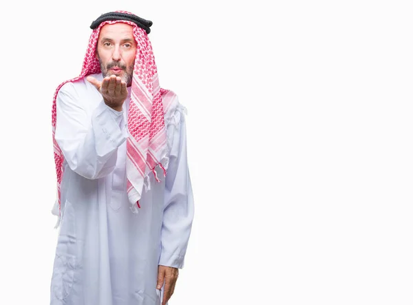 Magas Rangú Arab Ember Keffiyeh Nézi Kamerát Egy Csókot Kézzel — Stock Fotó