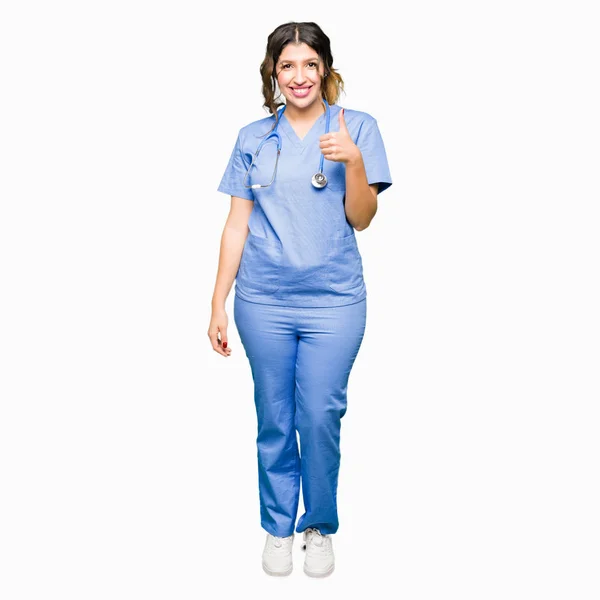 Giovane Donna Medico Adulto Indossando Uniforme Medica Facendo Pollici Felici — Foto Stock