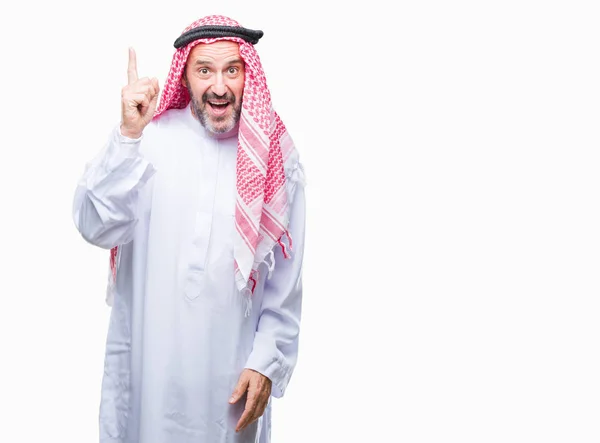 Uomo Arabo Anziano Che Indossa Keffiyeh Sfondo Isolato Puntando Dito — Foto Stock