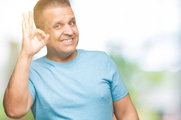 Homem Árabe Meia Idade Vestindo Camiseta Azul Sobre Fundo Isolado — Fotografia de Stock