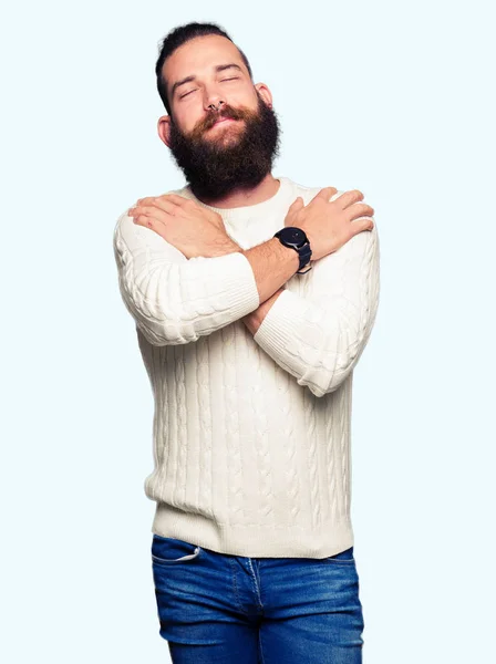 Homem Jovem Hipster Vestindo Camisola Inverno Abraçando Feliz Positivo Sorrindo — Fotografia de Stock