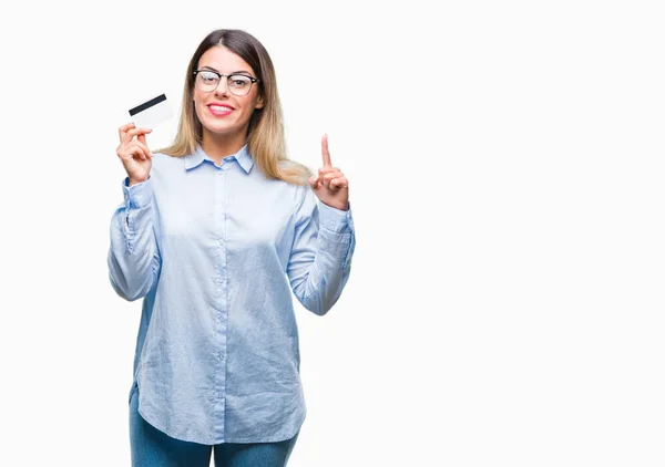 Joven Mujer Negocios Hermosa Sosteniendo Tarjeta Crédito Sobre Fondo Aislado —  Fotos de Stock