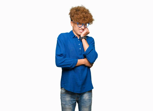 Joven Hombre Guapo Con Pelo Afro Con Gafas Azules Que —  Fotos de Stock