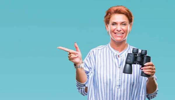 Mulher Caucasiana Sênior Olhando Através Binóculos Sobre Fundo Isolado Muito — Fotografia de Stock