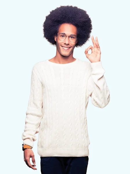 Afro Amerikai Fiatalember Afro Haj Szemüveg Mosolyogva Pozitív Csinál Kéz — Stock Fotó