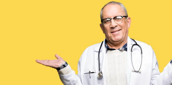 Όμορφος Ανώτερος Γιατρός Άνθρωπος Φορώντας Ιατρική Παλτό Χαμογελώντας Δείχνει Δύο — Φωτογραφία Αρχείου