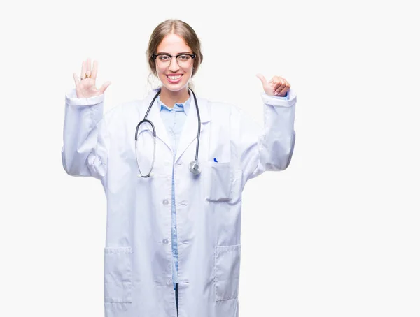 Schöne Junge Blonde Ärztin Trägt Medizinische Uniform Über Isoliertem Hintergrund — Stockfoto