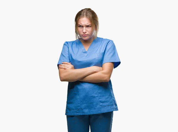 懐疑的な孤立した背景と組んだ腕で顔の神経 不賛成式外科医制服を着て若い白人の看護師の女性 否定的な人 — ストック写真