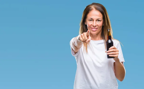 Mujer Hispana Mediana Edad Bebiendo Cerveza Sobre Fondo Aislado Señalando — Foto de Stock