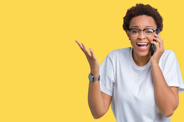 Jovem Afro Americana Falando Telefone Sobre Fundo Isolado Muito Feliz — Fotografia de Stock