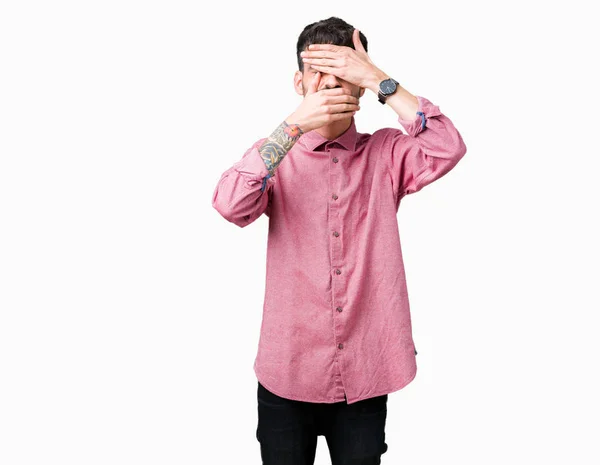 Joven Hombre Guapo Con Camisa Rosa Sobre Fondo Aislado Cubriendo —  Fotos de Stock