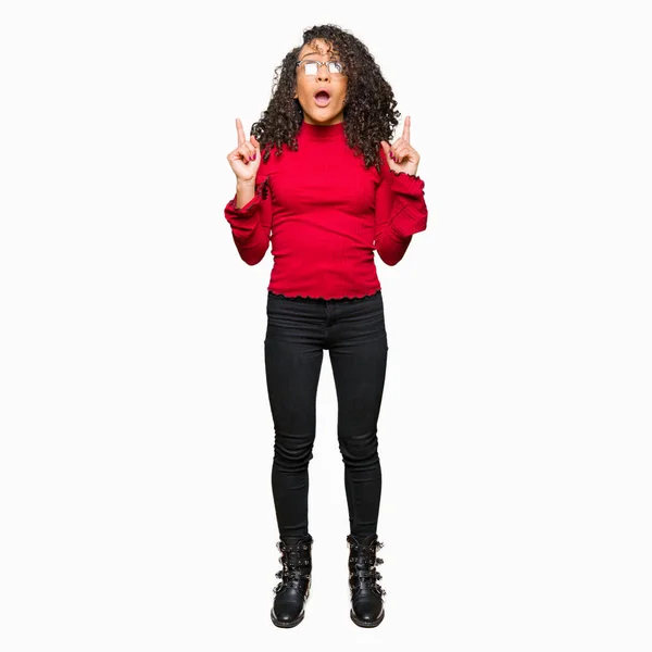 Young Beautiful Woman Curly Hair Wearing Glasses Amazed Surprised Looking — Stock Photo, Image
