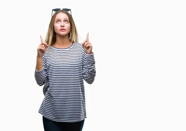 Joven Hermosa Mujer Rubia Con Gafas Sol Sobre Fondo Aislado —  Fotos de Stock