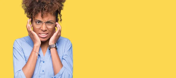Gyönyörű Fiatal Afro Amerikai Üzletasszony Felső Fülek Ujjaival Bosszús Kifejezés — Stock Fotó
