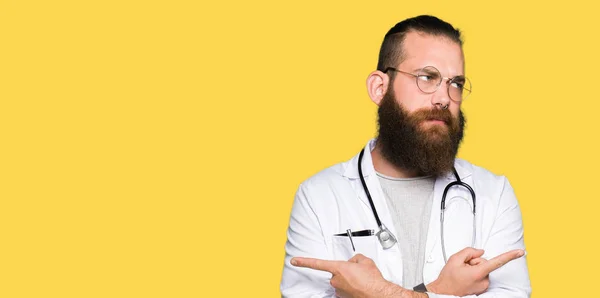 Ung Blond Läkare Man Med Skägg Bär Medicinsk Coat Peka — Stockfoto
