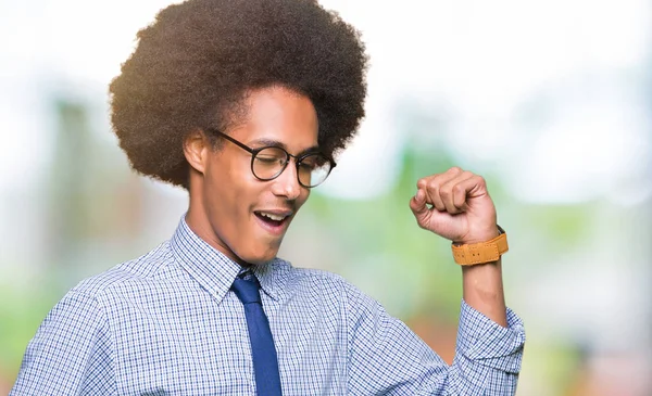 Unga Afroamerikanska Affärsman Med Afro Hår Glasögon Dans Lycklig Och — Stockfoto