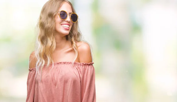 Schöne Junge Blonde Frau Mit Retro Sonnenbrille Vor Isoliertem Hintergrund — Stockfoto
