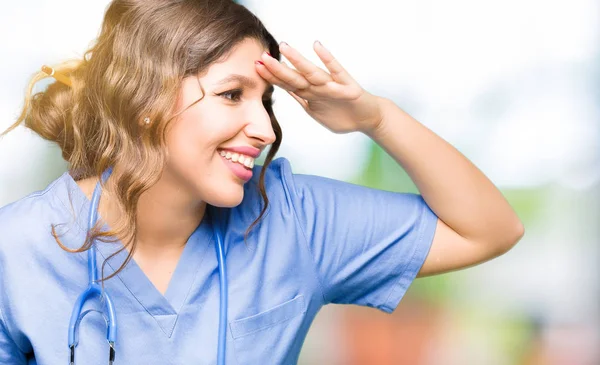 Jeune Femme Médecin Adulte Portant Uniforme Médical Très Heureux Souriant — Photo