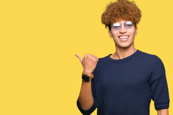 Junger Gutaussehender Mann Mit Afro Brille Der Mit Glücklichem Gesicht — Stockfoto