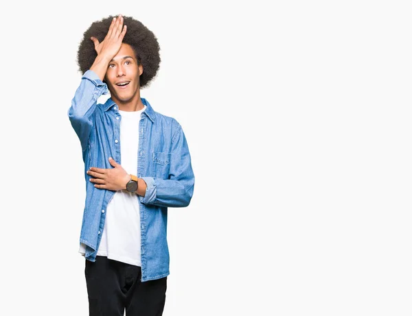 Jovem Americano Africano Com Cabelo Afro Surpreso Com Mão Cabeça — Fotografia de Stock