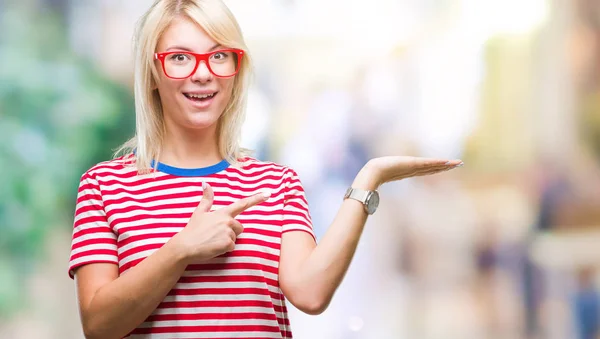 Ung Smuk Blondine Kvinde Iført Briller Isoleret Baggrund Forbløffet Smilende - Stock-foto