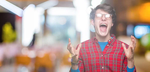 Homem Bonito Jovem Usando Óculos Sobre Fundo Isolado Celebrando Louco — Fotografia de Stock