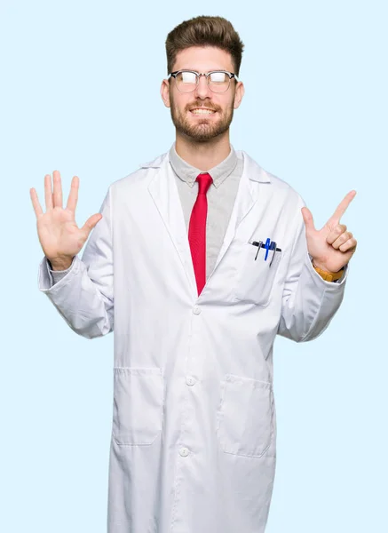 Jovem Cientista Bonito Homem Usando Óculos Mostrando Apontando Para Cima — Fotografia de Stock