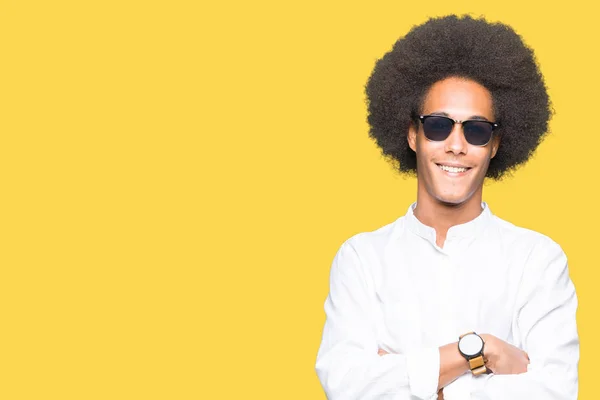 Молодий Афроамериканець Людиною Афро Волосся Носити Сонцезахисні Окуляри Щасливим Обличчям — стокове фото