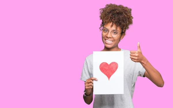 Joven Mujer Afroamericana Sosteniendo Papel Con Corazón Rojo Sobre Fondo — Foto de Stock