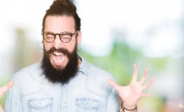 Joven Hipster Hombre Con Pelo Largo Barba Con Gafas Celebrando —  Fotos de Stock