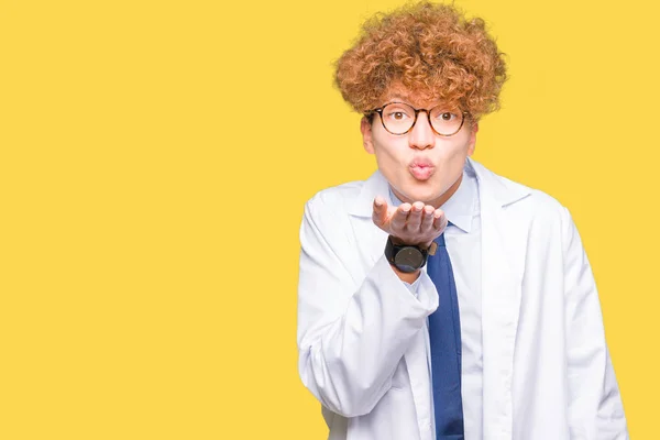 Joven Hombre Científico Guapo Con Gafas Mirando Cámara Soplando Beso — Foto de Stock