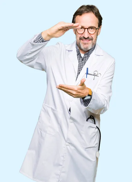 Medico Mezza Età Uomini Che Indossano Cappotto Medico Gesticolando Con — Foto Stock