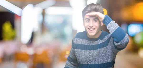 Jovem Homem Bonito Sobre Fundo Isolado Muito Feliz Sorrindo Olhando — Fotografia de Stock