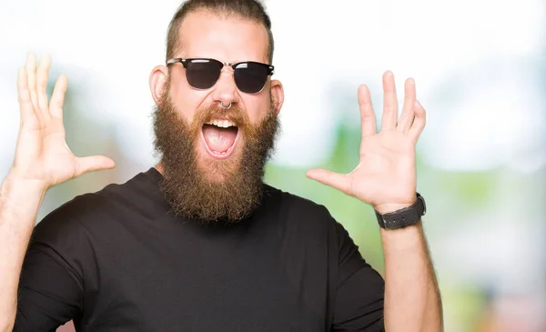 Joven Hombre Hipster Con Gafas Sol Loco Loco Gritando Gritando —  Fotos de Stock