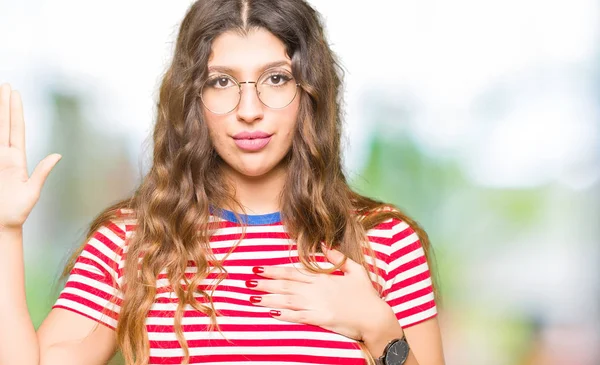 Junge Schöne Frau Mit Brille Die Mit Der Hand Auf — Stockfoto