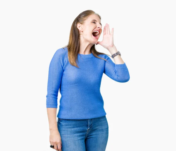 美丽的中年成熟的女人穿着冬天的毛衣在孤立的背景大喊和尖叫的一边 手放在嘴 沟通理念 — 图库照片