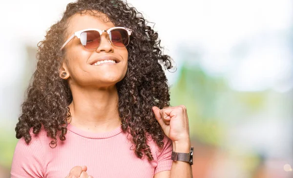 Mooie Jongedame Met Krullend Haar Dragen Van Een Roze Zonnebril — Stockfoto